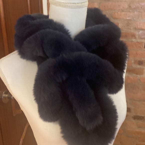 💣💣Chico’s scarf faux fur pull through blue scarf💣💣 - Picture 2 of 4